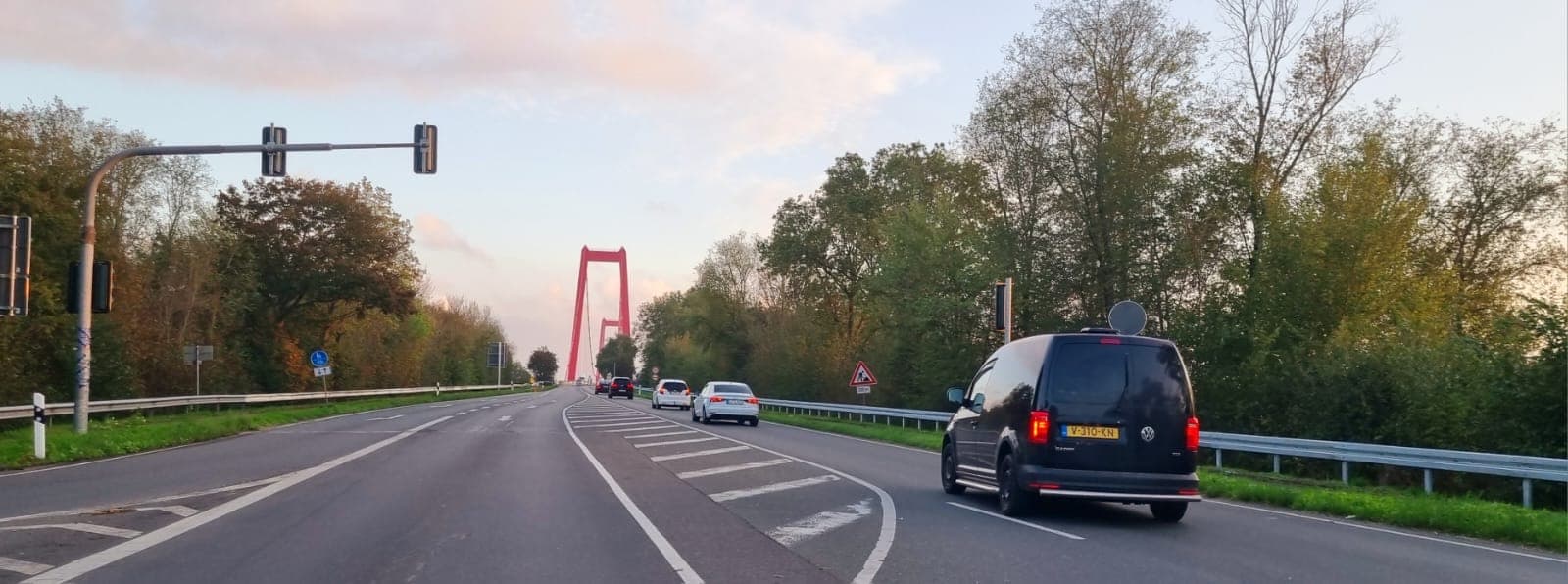 Bus van CuraTrans onderweg bij de Rijnbrug van Emmerich